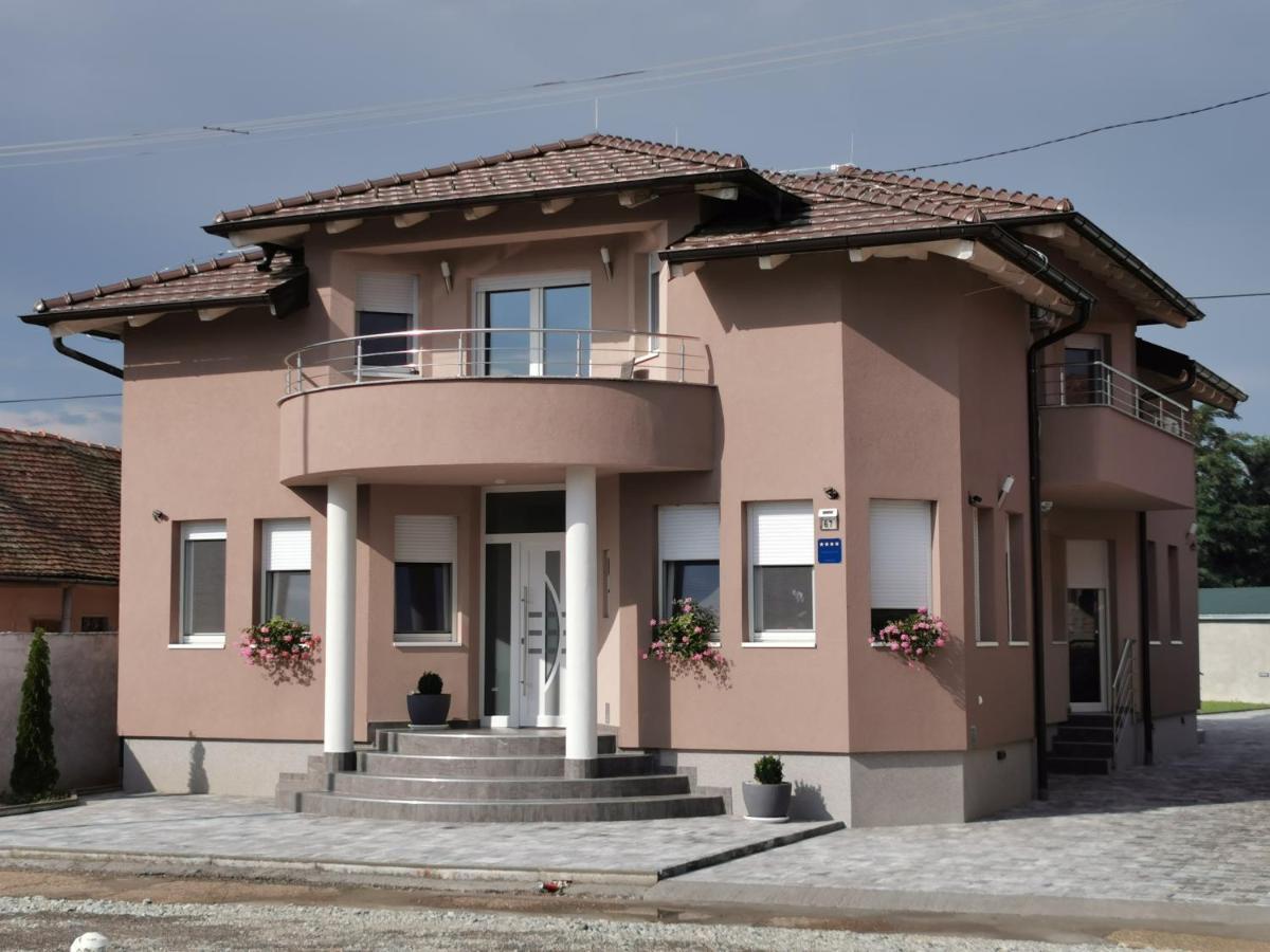 Apartman Bozur **** Satnica Dakovacka Luaran gambar